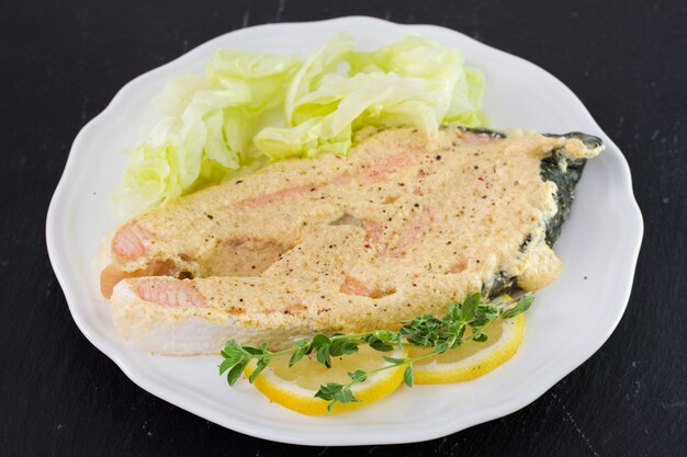 Salmone con salsa e insalata