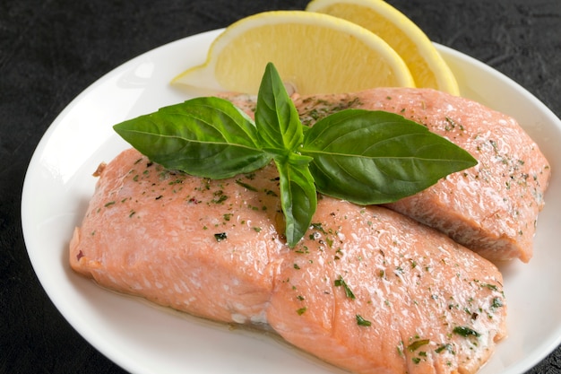 Salmone cotto con spezie. su un piatto bianco