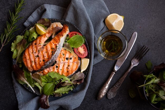 Salmone cotto con verdure su sfondo scuro