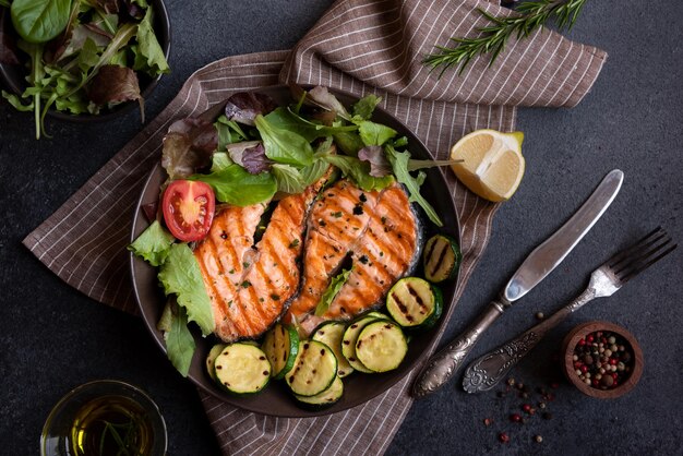 Salmone cotto con verdure su sfondo scuro