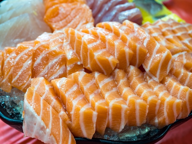 Salmone crudo fresco affettato in stile giapponese.
