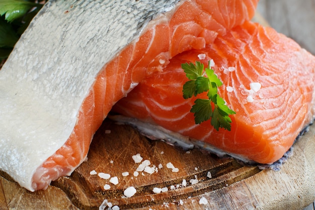 Salmone crudo fresco su un tagliere di legno