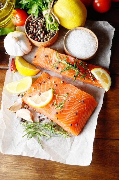 Salmone crudo su carta da forno