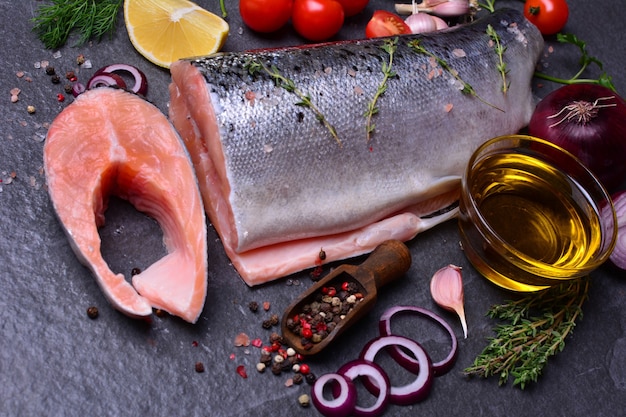 Salmone di pesce con spezie e verdure