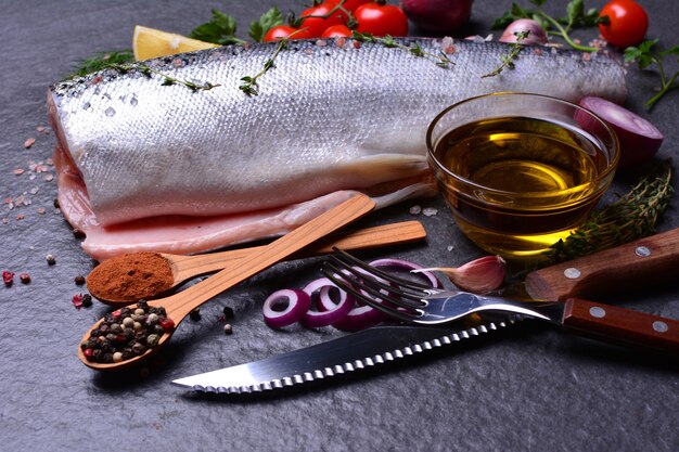 Salmone di pesce con spezie e verdure