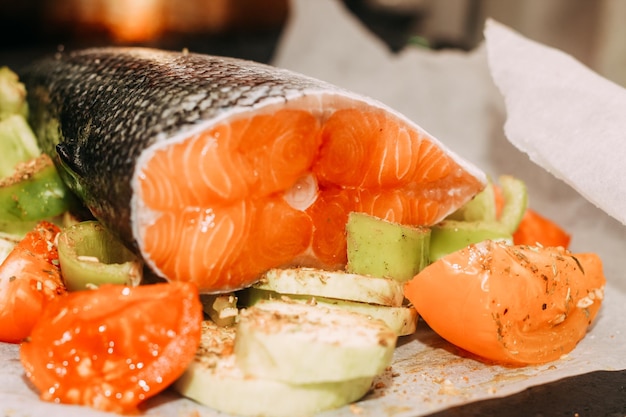 Salmone di trota di pesce rosso pronto per la cottura con verdure