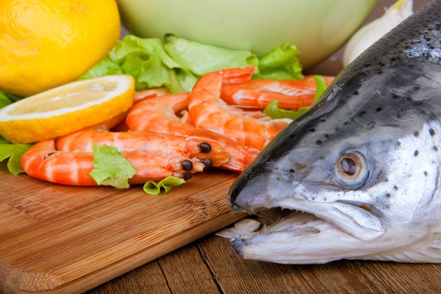 Salmone e gamberi cucinati ai frutti di mare