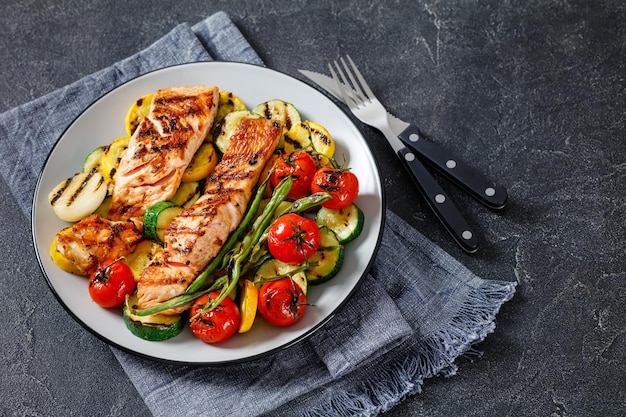 Salmone e verdure alla griglia su un piatto