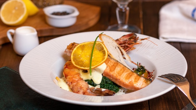 Salmone, farina di pesce rosso con caviale e verdure