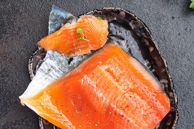 salmone fetta di pesce leggermente frutti di mare dieta salata pasto spuntino sul tavolo copia spazio cibo