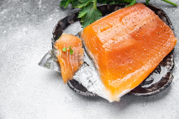 salmone fetta di pesce leggermente frutti di mare dieta salata pasto spuntino sul tavolo copia spazio cibo