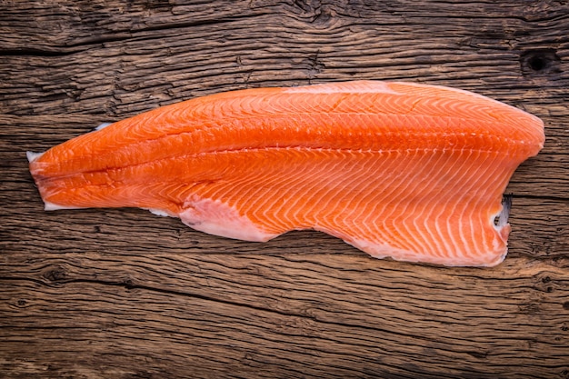 Salmone Fish..Tavolo in legno di filetto di salmone crudo. Colpo dello studio.