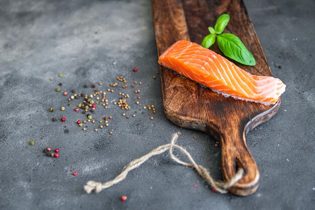 salmone fresco crudo frutti di mare pasto sano cibo spuntino sul tavolo copia spazio cibo sfondo