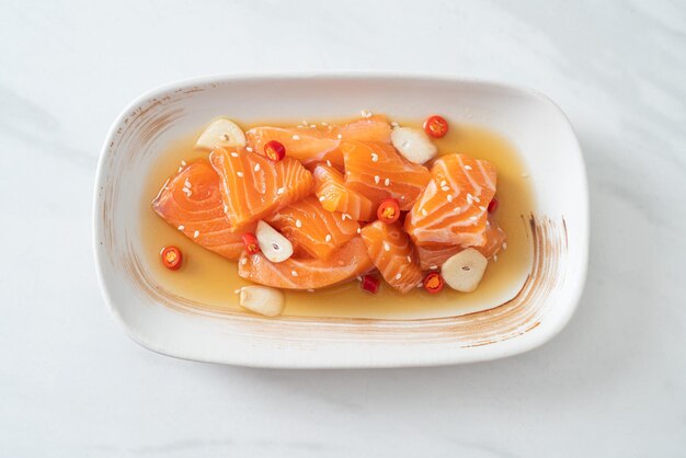 salmone fresco crudo marinato shoyu o salsa di soia marinata al salmone - Stile asiatico