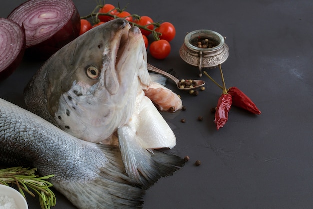 Salmone fresco. ingredienti per zuppa di pesce con panna.