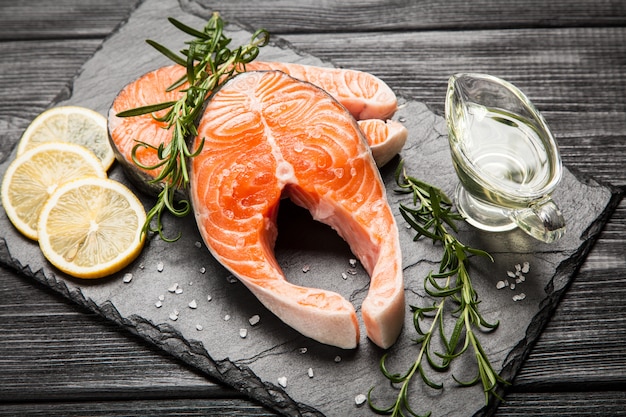 Salmone fresco su legno vecchio