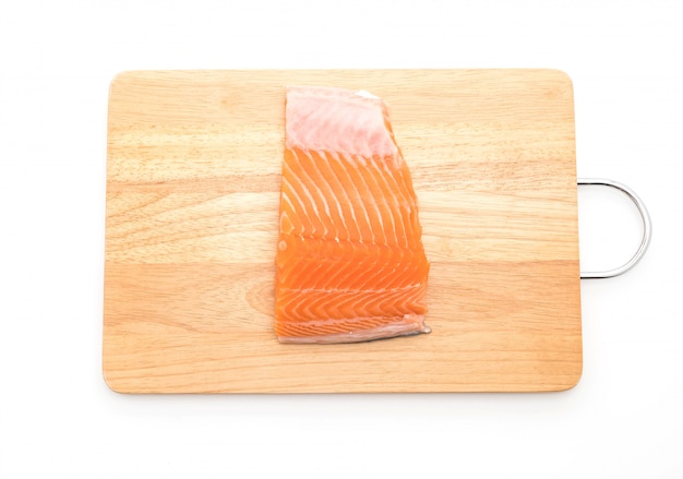 salmone fresco su tavola di legno