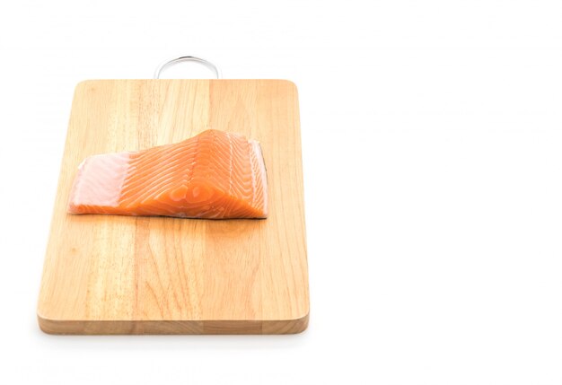 salmone fresco su tavola di legno