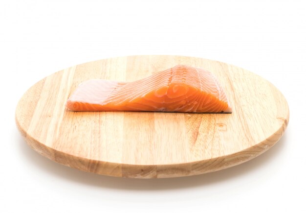 salmone fresco su tavola di legno