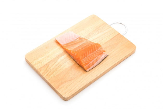 salmone fresco su tavola di legno