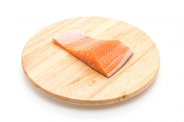 salmone fresco su tavola di legno