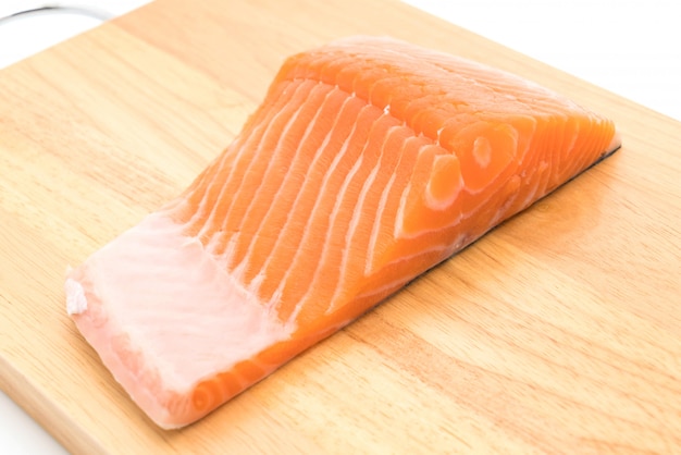 salmone fresco su tavola di legno