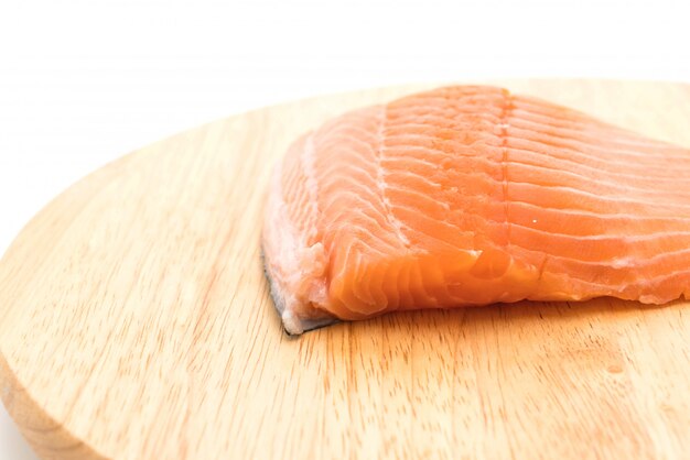 salmone fresco su tavola di legno