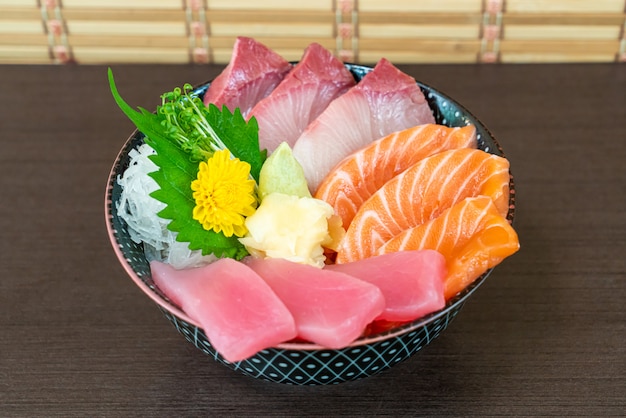 salmone fresco, tonno e hamachi su ciotola di riso sormontata (donburi)