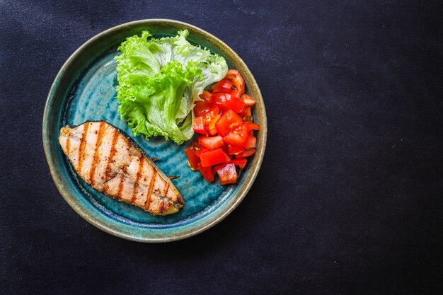 salmone fritto alla griglia con verdure