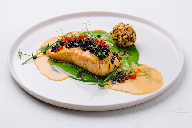 Salmone fritto con caviale rosso e nero