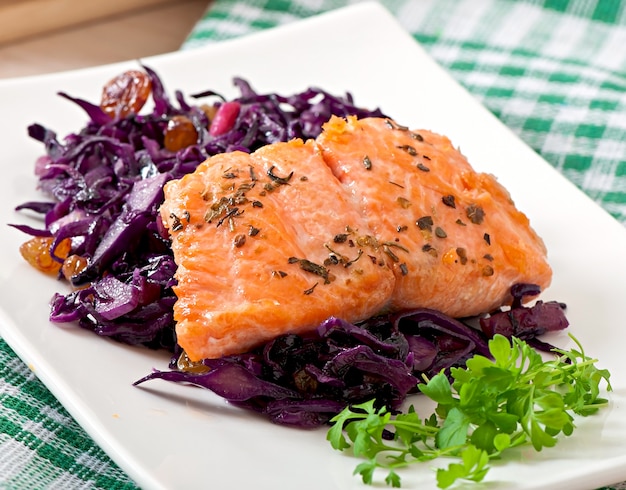 Salmone fritto con cavolo rosso irlandese