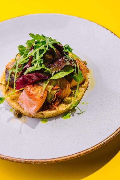 salmone fritto con cous cous e arugula