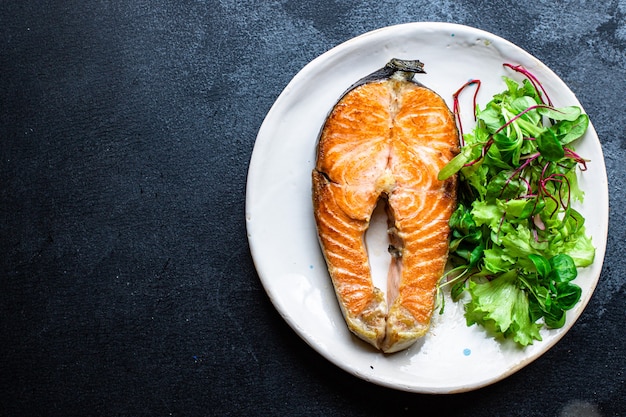 salmone fritto di pesce in un piatto di frutti di mare alla griglia vitamina omega