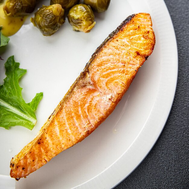 salmone fritto e cavoletti di Bruxelles secondo piatto pasto spuntino sul tavolo copia spazio cibo