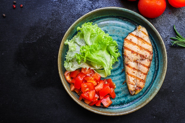 salmone fritto grigliato con verdure insalata di pomodori