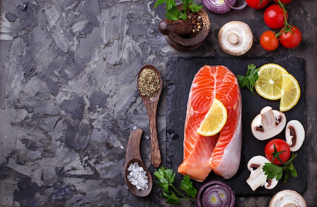 Salmone, funghi, pomodori e prezzemolo. Dieta equilibrata, cibo sano. Messa a fuoco selettiva