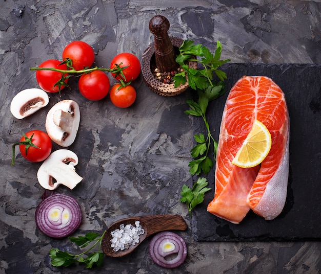 Salmone, funghi, pomodori e prezzemolo