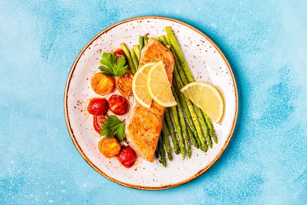 Salmone grigliato con asparagi e pomodori