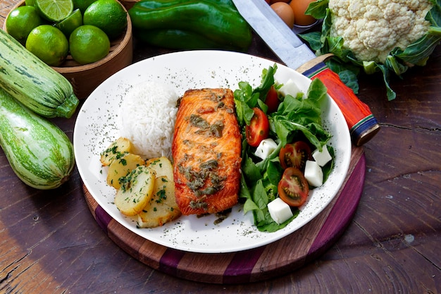 Salmone grigliato con insalata