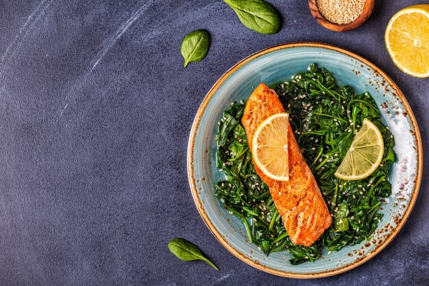 Salmone grigliato con spinaci