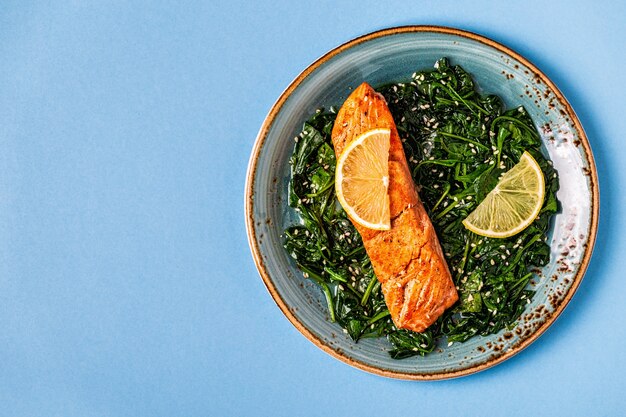 Salmone grigliato con spinaci