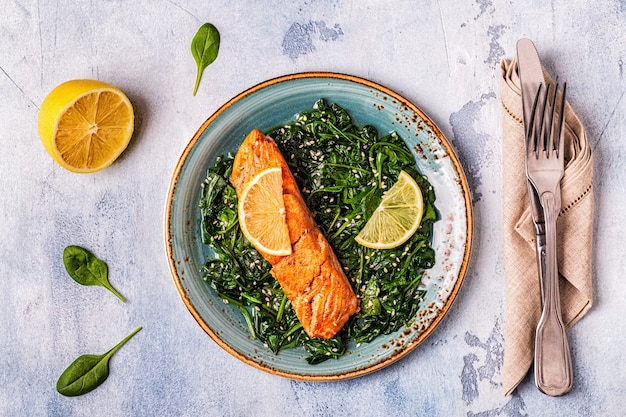 Salmone grigliato con spinaci