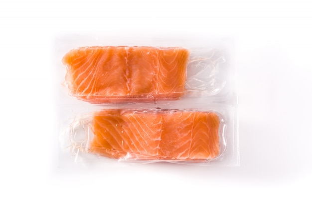 Salmone imballato in plastica isolata su bianco