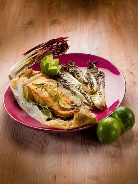 Salmone in cartoccio con cicoria grigliata