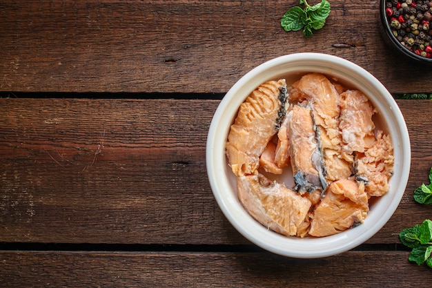 salmone in scatola, conserve di pesce