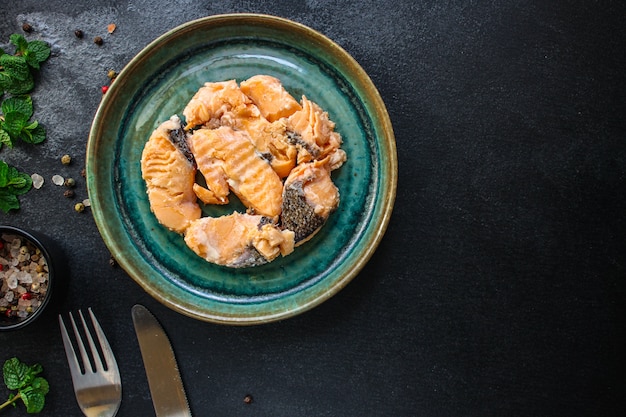 salmone in scatola, pesce conserva frutti di mare