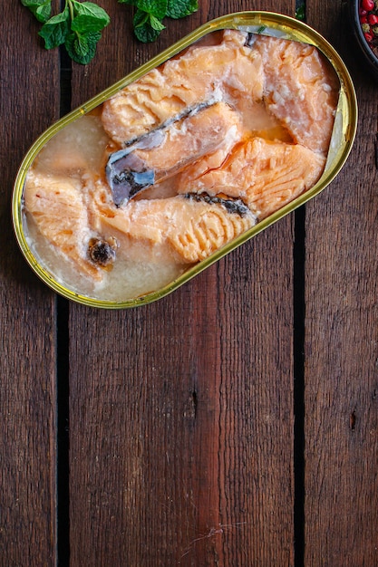 salmone in scatola, pesce conserva frutti di mare