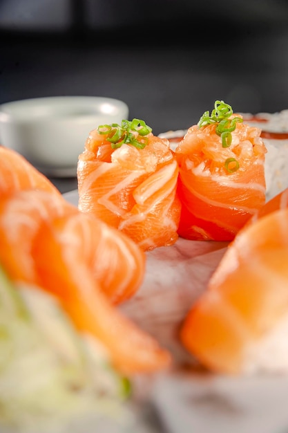 Salmone Jhow Sushi su un piatto con varietà di Sushi.