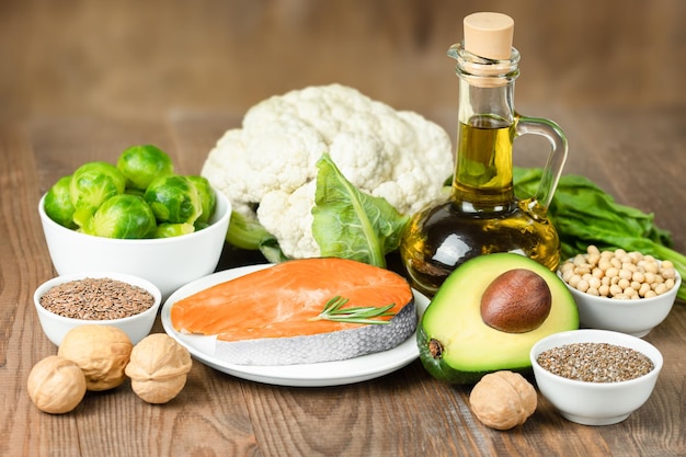 Salmone olio di avocado noci chia e semi di lino cavolfiore e cavolini di Bruxelles e soia