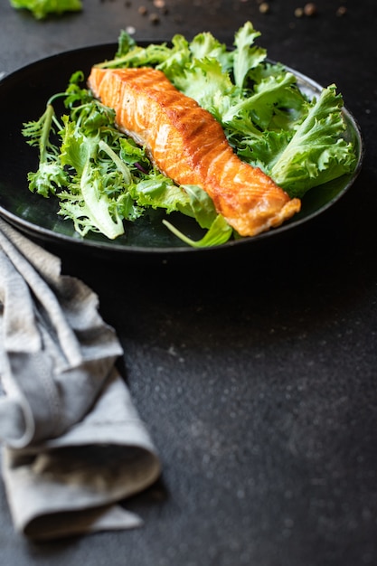 Salmone pesce alla griglia frutti di mare fritti alla griglia snack pasto sul tavolo spazio copia sfondo alimentare